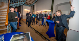 Universitätspräsident Prof. Oliver Günther, Ph.D. eröffnet das sanierte und mit Sitzmöbeln sowie Wandgestaltung ausgestattete Foyer im Südcommun (Haus 9) auf dem Campus Am Neuen Palais.