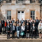 Gruppenfoto vor dem Haus 9 am Neuen Palais