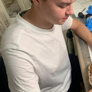 Eine Person legt mit einem kleinen Werkzeug Elemente einer Aschenurne frei.