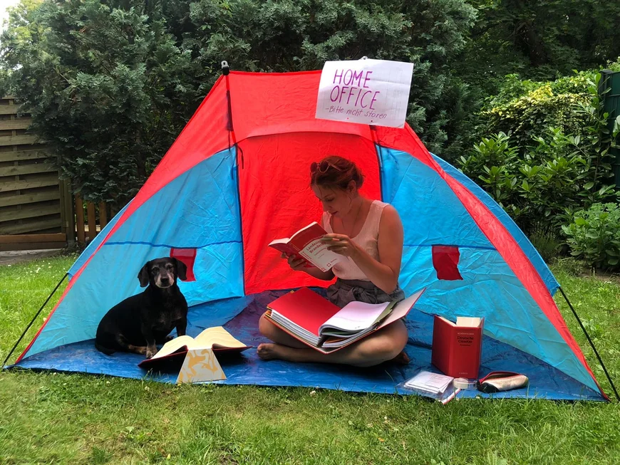 Mensch mit Hund in Zelt in Garten