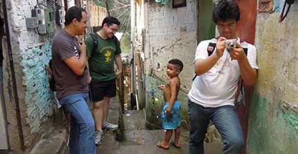 Touristen fotografieren in einem Slum
