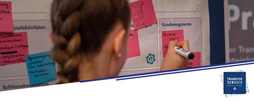 Mädchen vor Posterwand mit roten Post-its