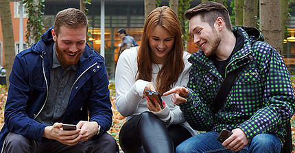 Studenten schauen auf Ihr Smartphone