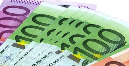 Quelle: http://geld.bilderu.de/bilder/geld-euro-scheine.jpg