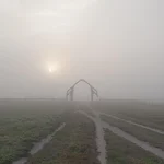 Dichter Nebel umhüllt das Stationsgelände. Die Sonne schimmert schwach hindurch und lässt das Kranichportal erahnen.