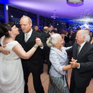 In Bal(l)ance bleiben: Jung und Alt treffen sich beim Uniball auf dem Parkett.