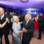In Bal(l)ance bleiben: Jung und Alt treffen sich beim Uniball auf dem Parkett.