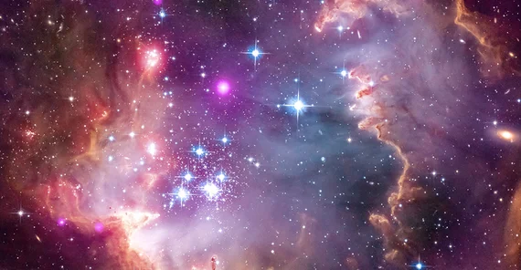 Kollaboration: In diesem Bild sind die Chandra-Daten in Lila dargestellt, vom NASA/ESA-Weltraumteleskop aufgenommenes sichtbares Licht in Rot, Grün und Blau sowie der Infrarotbereich des Spitzer-Weltraumteleskops in Rot. Die Urheberrechte gehören der NASA/ESA/UP.
