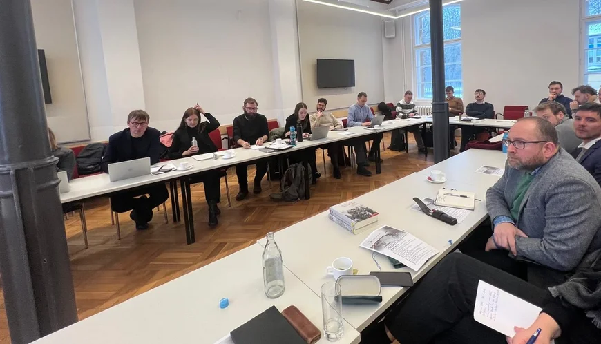 Teilnehmende in der Diskussion