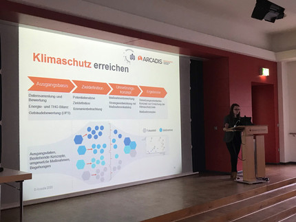 Franziska Hasse von Arcadis stellt das Klimaschutzkonzept vor