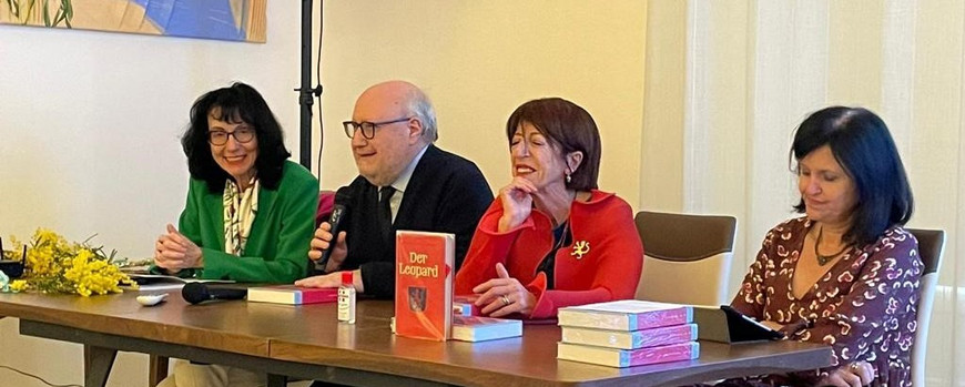 Buchpräsentation von Bernardina Rago in Palermo, die Autorin, die Moderatorinnen und der Moderator