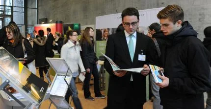 Studenten und Firmen sprechen miteinander auf einer Veranstaltung. Foto: Karla Fritze