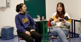 Die Studentinnen Kunrong Zheng, Amanda Soengadie und Michelle Throssell (v.l.n.r.) im Gespräch.