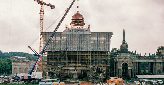 Das Südcommun erhält seine Kuppel „zurück“, 1996. Foto: Karla Fritze/Universität Potsdam