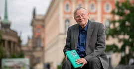 Honorarprofessor Frieder Scheller wird für seinen herausragenden, langjährigen Forschungsbeitrag zur Biosensorik geehrt.