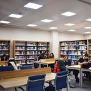 Studierende in der TDU-Bibliothek