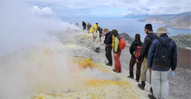 Aufnahme bei einer Studentenexkursion zu den Solfataren auf Vulcano, Süditalien. Die Dämpfe und Schwefelablagerungen, die hier am Vulkan austreten und Schwefel und andere Schwefelverbindungen ablagern, sind die wässrigen Lösungen, welche in der Tiefe die Metalle mobilisieren und ablagern. Foto: Gregor Willkommen.