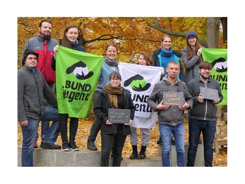 Gruppe von Personen mit Transparenten und Schildern