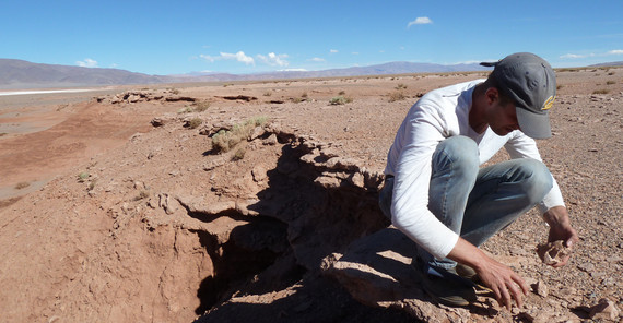 Looking for geological traces: Bodo Bookhagen working in the field. Photo: Bodo Bookhagen