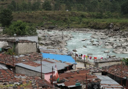 Kaseri – a settlement of squatters – located directly on the bank of the flood-prone Seti Khola river (Photo: Melanie Fischer)