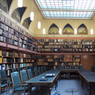 Historische Bibliothek mit alten Büchern im Hintergrund