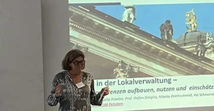 Prof. Proeller hält ihre Präsentation.