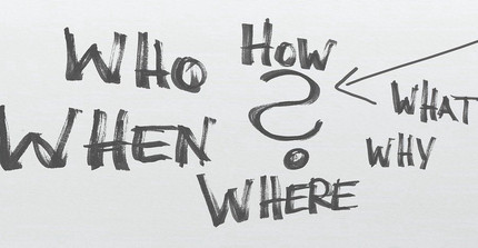 Grafik mit Fragezeichen mittig und Wörtern "Who, When, Where, What, How?"