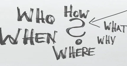 Grafik mit Fragezeichen mittig und Wörtern "Who, When, Where, What, How?"