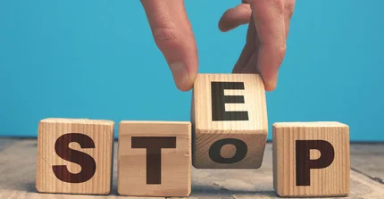 4 Würfel mit dem Schriftzug "STOP" und "STEP"