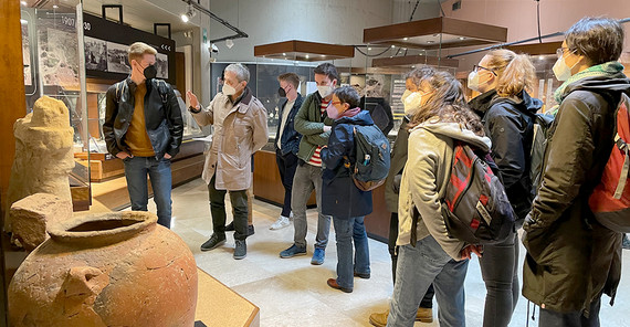 Das Bild zeigt die Potsdamer Studierenden im Nationalmuseum in Cagliari. Foto: Juliane Seip