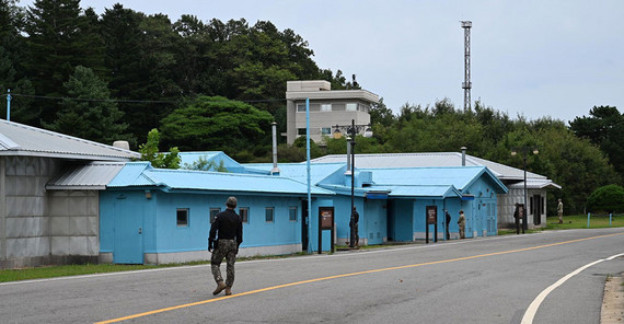 Die berühmten blauen Baracken, in denen die Verhandlungen nach dem Koreakrieg stattfanden, unmittelbar am 38. Breitengrad.