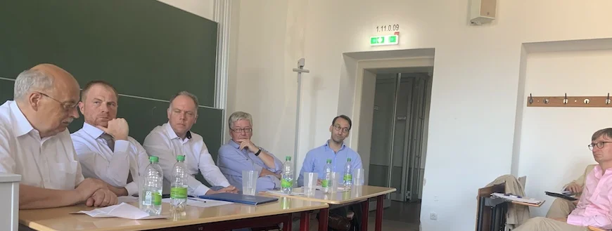 Blick auf die Panel-Mitglieder, v.l.n.r.: Prof. Dr. Joachim Krause, Gesandter Maksym Yemelianov, Prof. Dr. Dominik Geppert, Dr. Hans-Peter Bartels, Dr. Bastian Matteo Scianna. Ganz rechts im Bild: Professor Neitzel