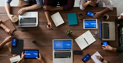 Menschen mit Laptops