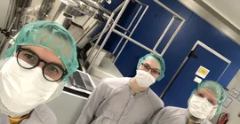 Gruppe von Wissenschaftlern im Labor