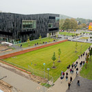 Die nördliche Ost-West-Achse von 1939 wurde Portal und Öffnungsangebot, Kommunikationsfläche und Erholungsbereich, 2014. Foto: Karla Fritze.