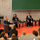 Im Bild sitzen die Teilnehmenden der Podiumsdiskussion zum 30-jährigen Jubiläum des Studiengangs im Hörsaal in einer Runde beisammen.