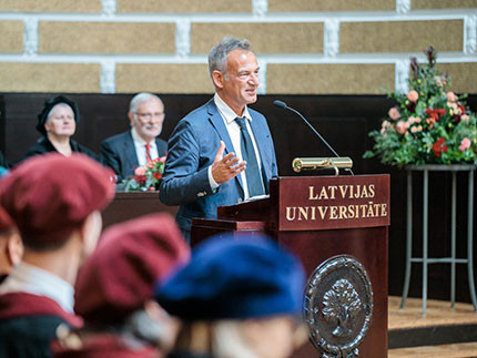 Prof. Dr. Iwan-Michelangelo D’Aprile giving a speech in Latvia.