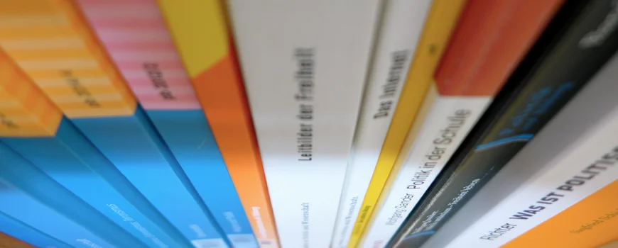 Bücherwand Farbaufnahme