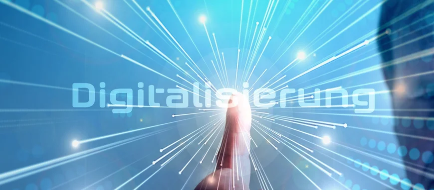 Ein Finger tippt auf den Schriftzug "Digitalisierung" von dem stilisierte Strahlen in alle Richtungen abgehen