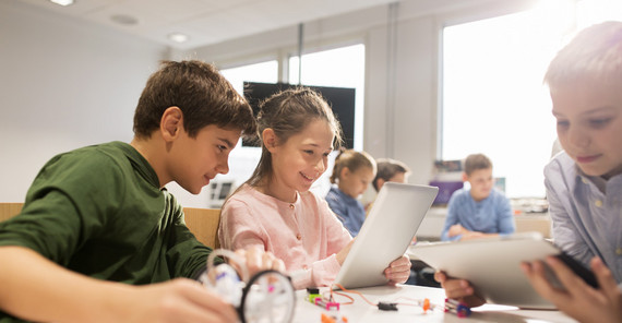 Part of everyday life - tablets at school. Photo: Fotolia/Syda Productions.