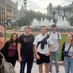 Studierende vor dem Brunnen des Ratsplatzes