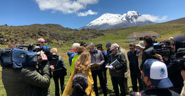 Bundespräsident Frank-Walter Steinmeier (blaue Jacke) mit Delegation und Journalisten am Vulkan Antisana in Ecuador. Foto: Ottmar Ette.