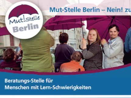 Menschen mit Regenschirmen und der Aufschrift "Mutstelle Berlin, Nein zu sexueller Gewalt!"