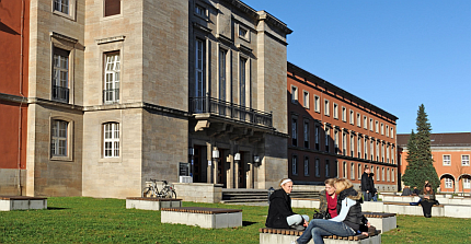 Studierende auf dem Campus Griebnitzsee. Der Link führt zur Webseite der Wirtschafts- und Sozialwissenschaftliche Fakultät. Foto: Karla Fritze