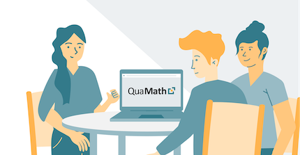 Personen sitzen um Laptop, auf dem QuaMath-Logo zu sehen ist