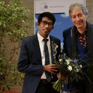 Voltaire-Preisträger Duong Keo (links) und Prof. Dr. Ottmar Ette (rechts). Herr Keo hält den Voltaire-Preis in der Hand. Das Foto ist von Sandra Scholz.