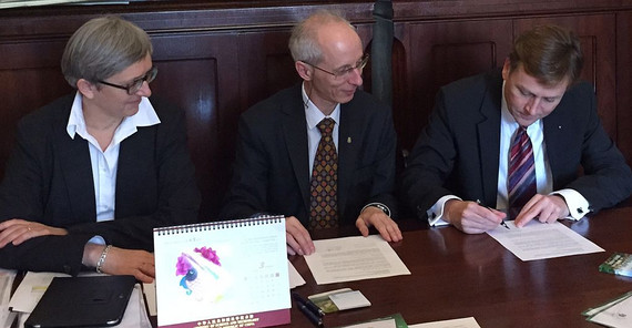 Bei einem Besuch der Universität Jagiello?ski in Kraków haben deren Prorektor, Prof. Dr. Stanis?aw Kistryn (M.), und der Präsident der Universität Potsdam, Prof. Oliver Günther, Ph.D., ein Memorandum of Understanding unterschrieben. Mit dabei: die Vizepräsidentin für Internationales, Alumni und Fundraising, Prof. Dr. Ulrike Demske. Foto: Universität Jagiello?ski