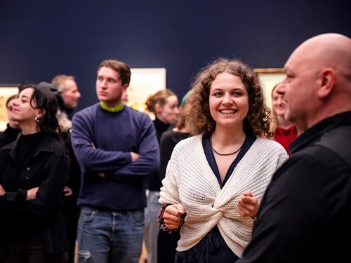 Mehrere Personen in einer Kunstausstellung