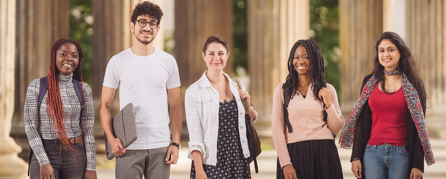 INternationale Studierende der Uni Potsdam am Neuen Palais