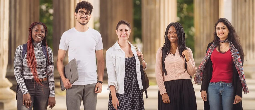 INternationale Studierende der Uni Potsdam am Neuen Palais
